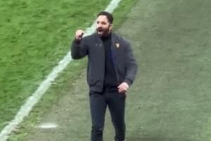 稳住帅位！曼晚：曼联击败布莱顿豪取三连胜后，阿莫林情绪激动