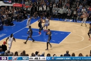 几乎杀死比赛？卡鲁索被放空关键三分命中 领先到5分！