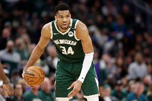 太强了！字母哥开季前4场达成140分50板25助攻 历史首人