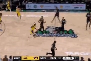 这球见功夫！里夫斯长传十分到位 拉拉维亚快下后躺上篮2+1！