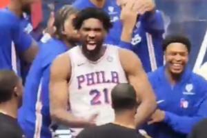 憋坏了！逆转后恩比德&替补席喷垃圾话+疑似不雅动作反击奇才球迷